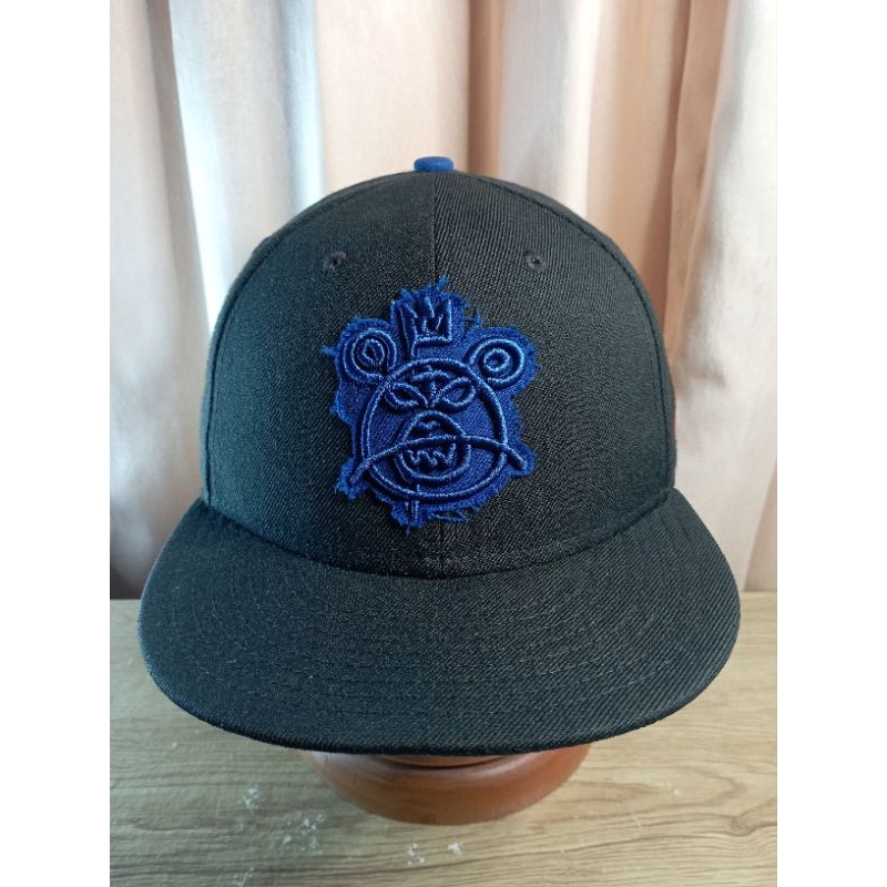 Topi Original New Era fitted 7 5/8 logo MNWKA Mishka 'The Bear'