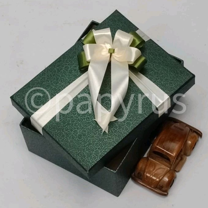 

PAPYRUS 17,5x22,5 Tinggi 10cm Kotak Kado Gift Box V2