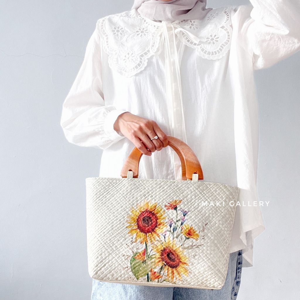 Tas Anyaman Pandan Etnik Bali Kerajinan Mendong Handle Kayu Hampers by Maki Gallery