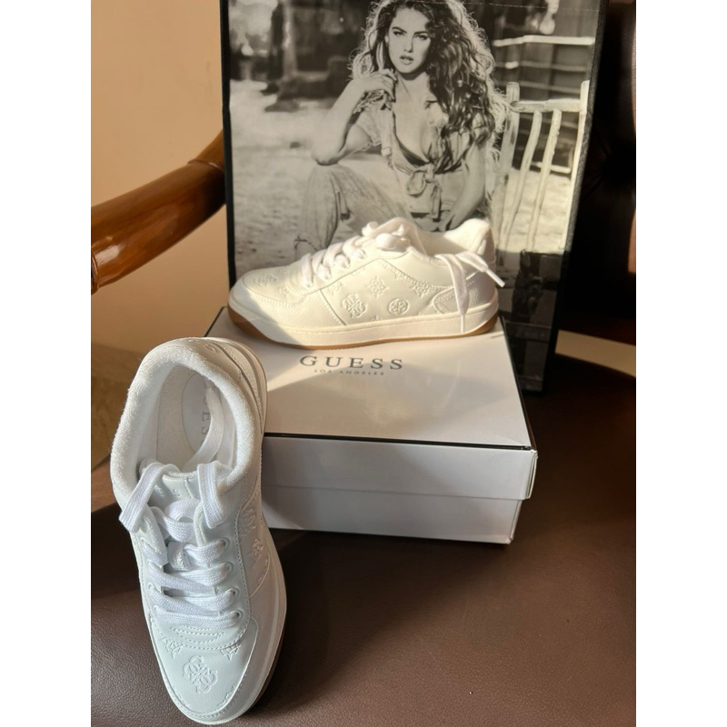 sepatu Guess