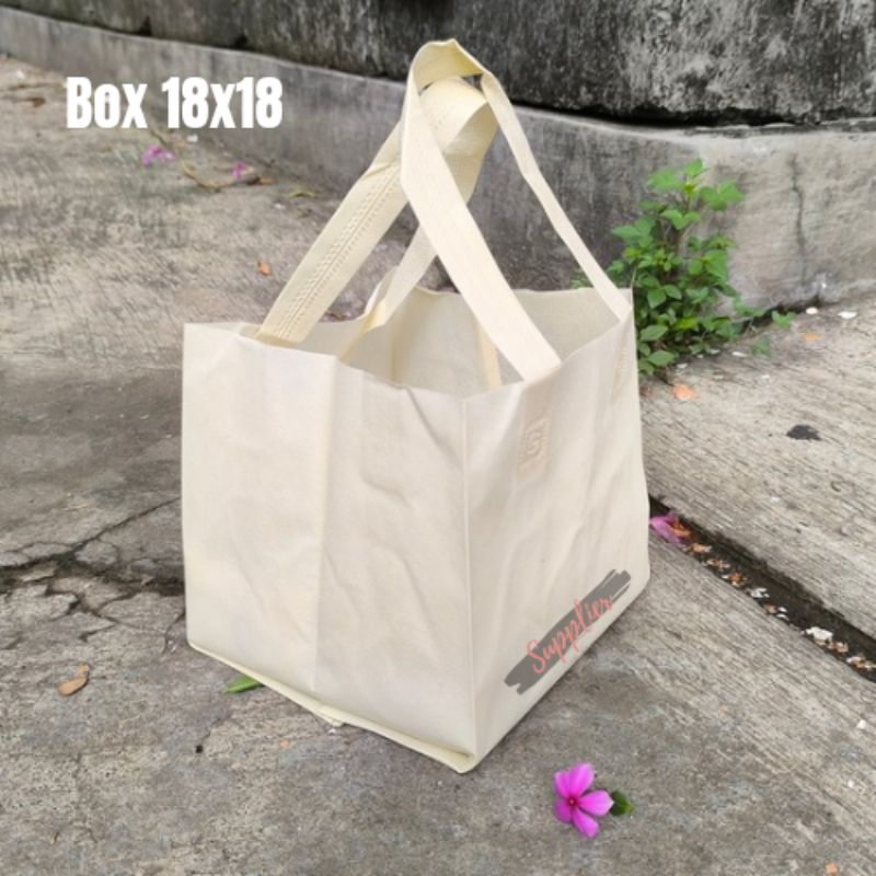 

Tas Spunbond goodiebag Box nasi UK 18x18 isi 12pcs.