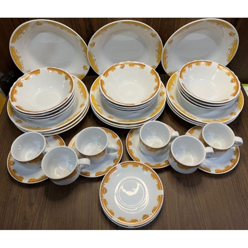 READY SET MAHKOTA TERDIRI DARI 1 LUSIN PIRING MAHKOTAv1 LUSIN MANGKOK 6 PCS GELAS KERAMIK 6 PCS PIRI