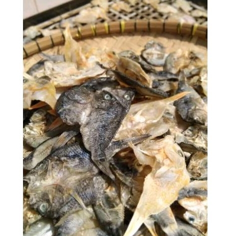 

Ikan asin golsom /ikan asin air tawar / asin kere / asin mujaer / asin belah / asin golsom