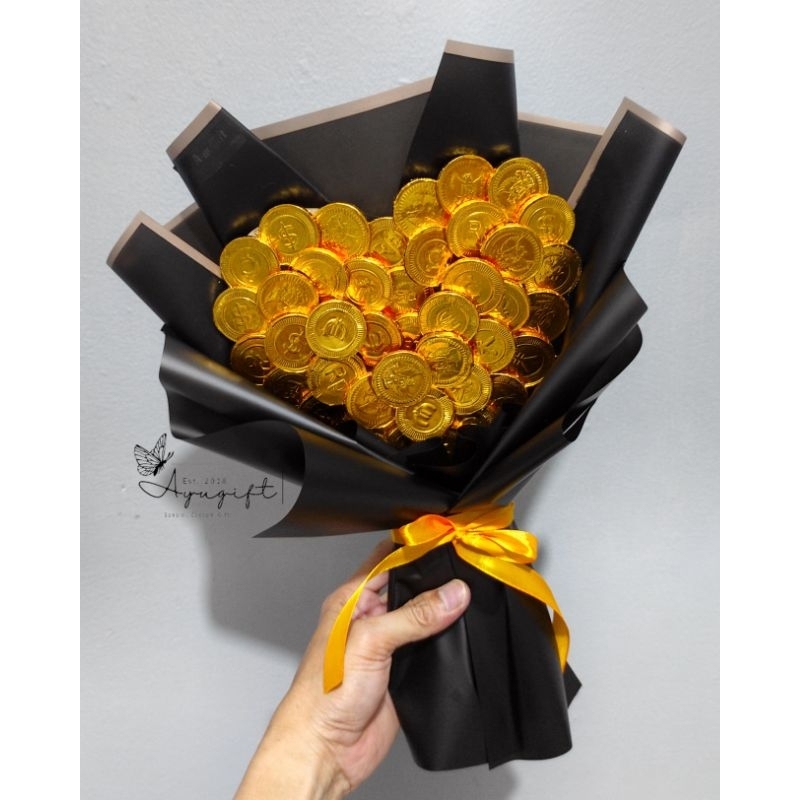 

Ayu Gift | Buket Coklat Koin 1 Hari Jadi FREE Kartu Ucapan | Buket coklat | Buket Valentine | Buket wisuda | Buket Ultah | Buket Sempro