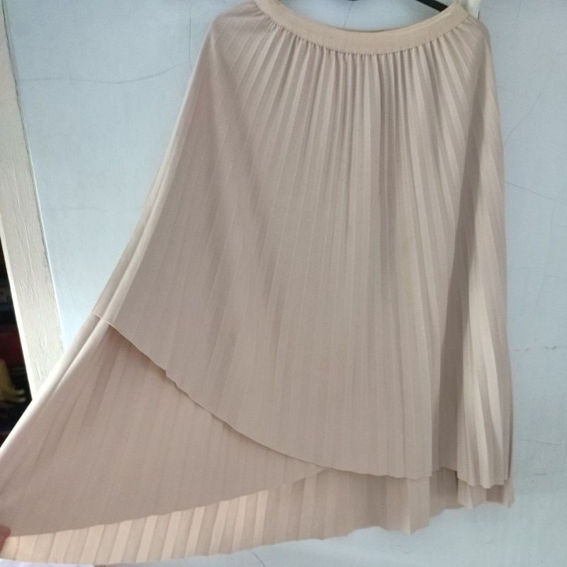 rok plisket warna cream