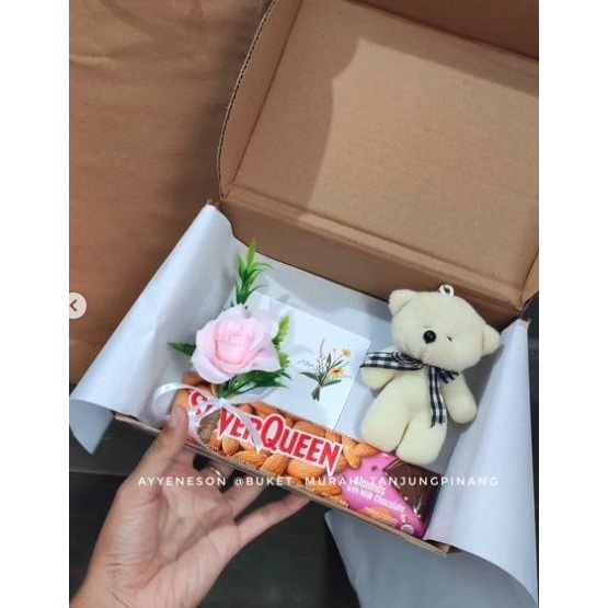 Hampers Boneka Putih Buket Bunga Pink dan Silverqueen/Hampers Boneka Pink Buket Bunga Merah dan Silv