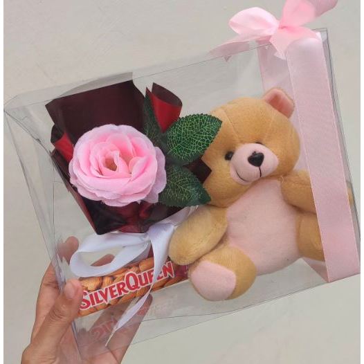 Hampers Buket Bunga Pink Boneka Warna Coklat dan Silverqueen