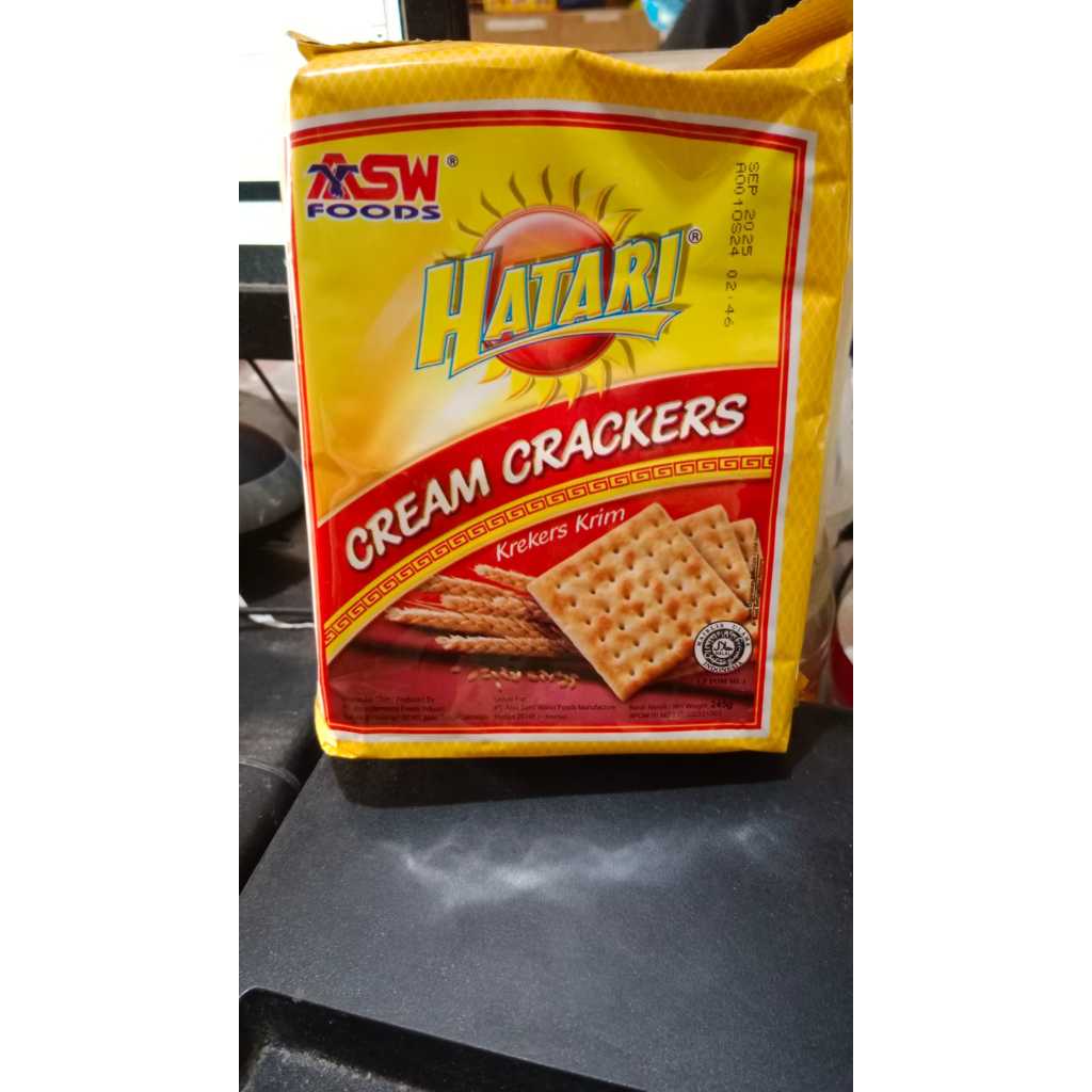 

Hatari Biskuit Cream Crackers / Hatari Biskuit See Hong Puff Malkist / Hatari Biskuit rasa Margarine @ 245 gr