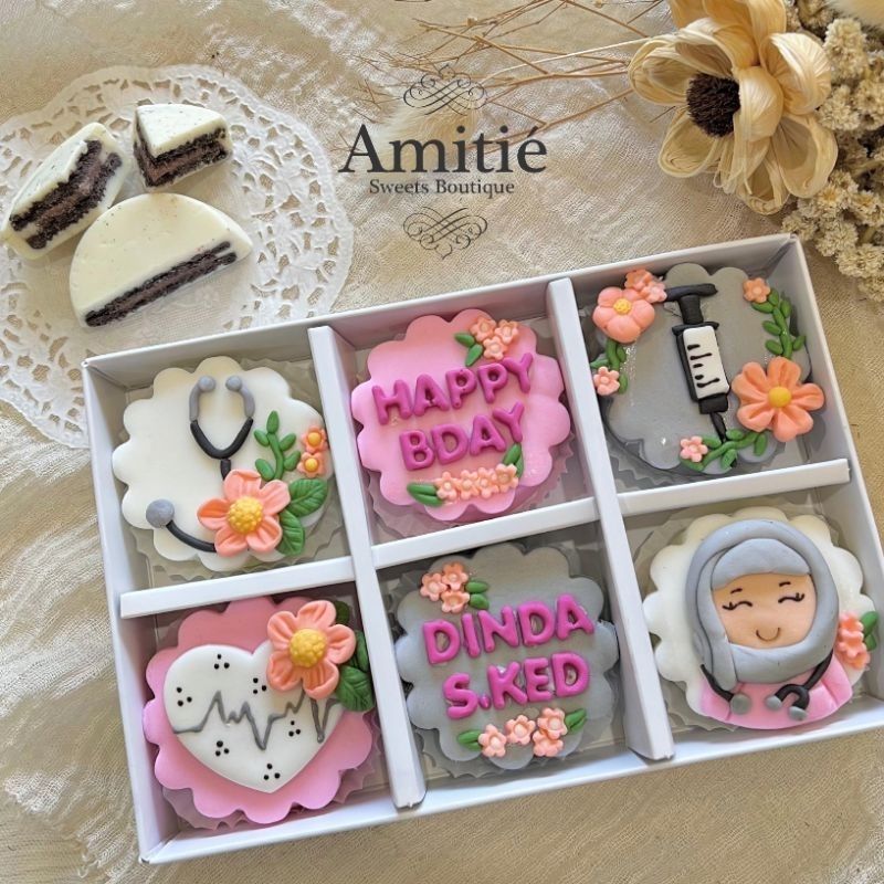 

Coklat Oreo Doctor Hijabers Name - 1 Box isi 6 / Coklat Karakter / Birthday Gift / Hadiah Ulang Tahun