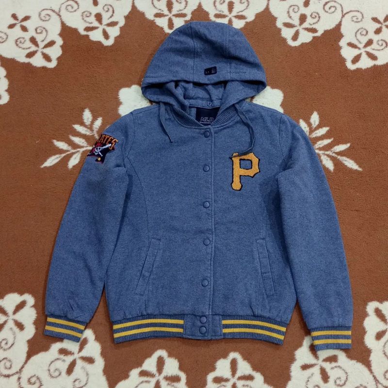 jaket baseball varsity hoodie MLB PIRATES size M  ( P : 64cm L : 54cm )