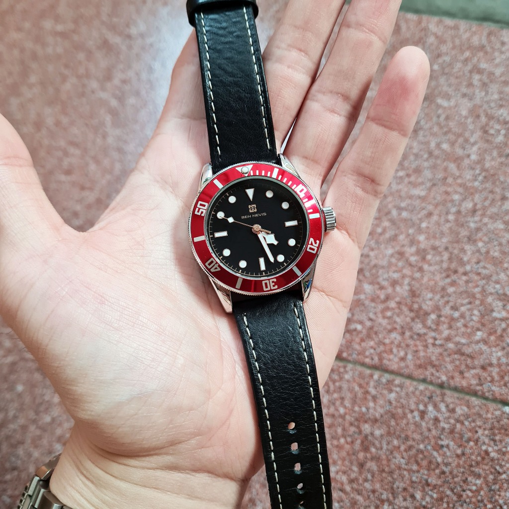 Jam Tangan Ben Nevis Heritage Black Bay Red Bezel Sweeping Quartz Black Leather Strap