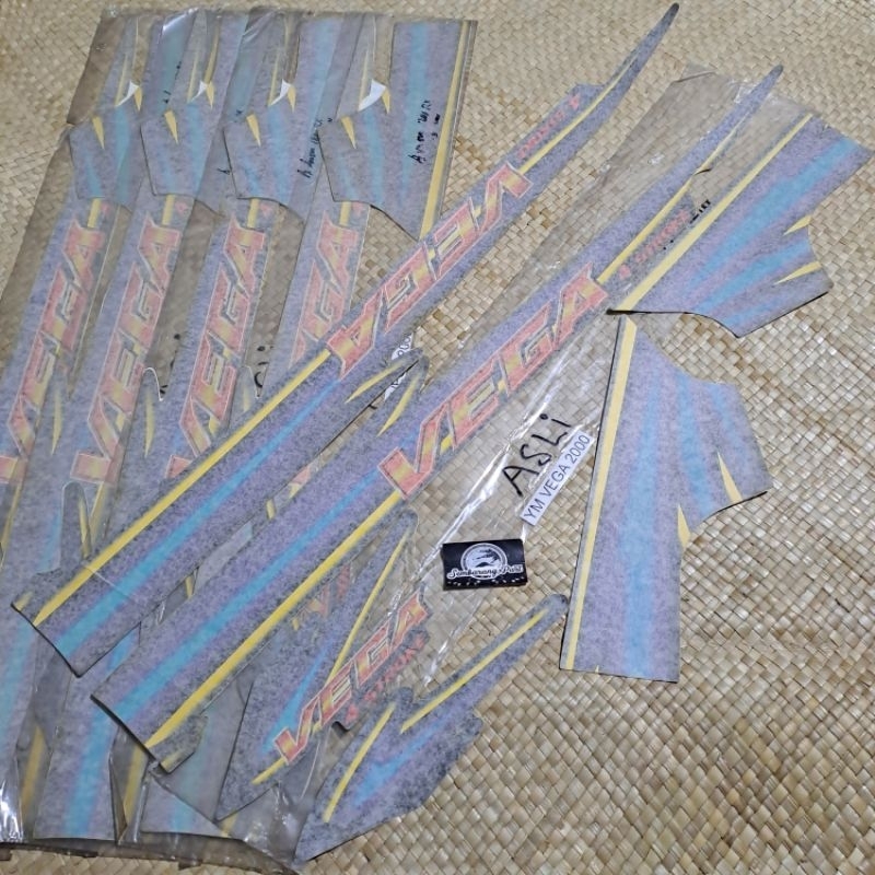 STRIPING STIKER STICKER BODY YAMAHA VEGA LAMA OLD TAHUN 2000 BIRU UNGU ORIGINAL NOS RITRAMA