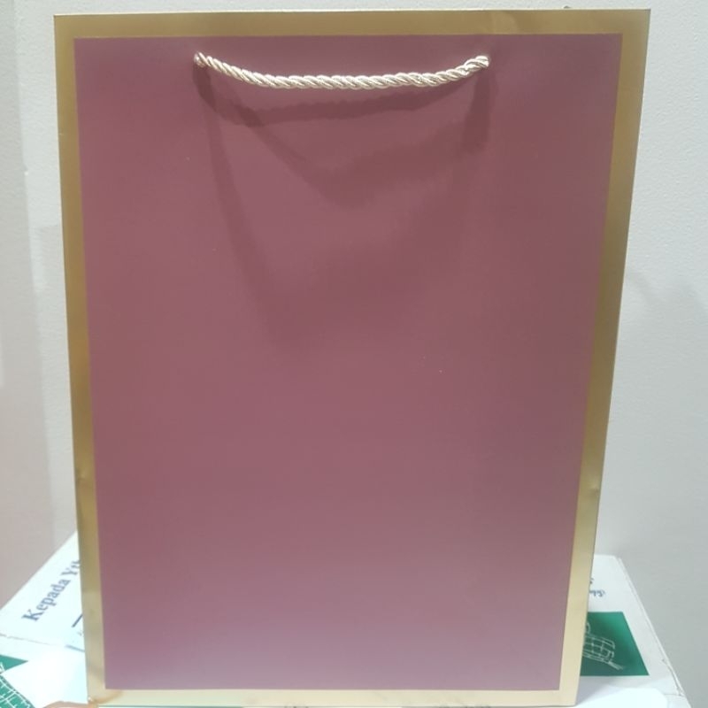 

Paper Bag Kertas Polos List Emas Besar Pink / Kantong Bingkisan Hadiah Tali Tambang Kain S03-1