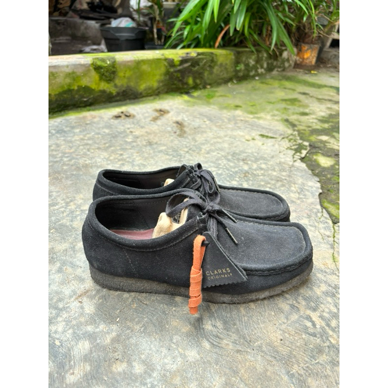 clarks wallabees black suede
