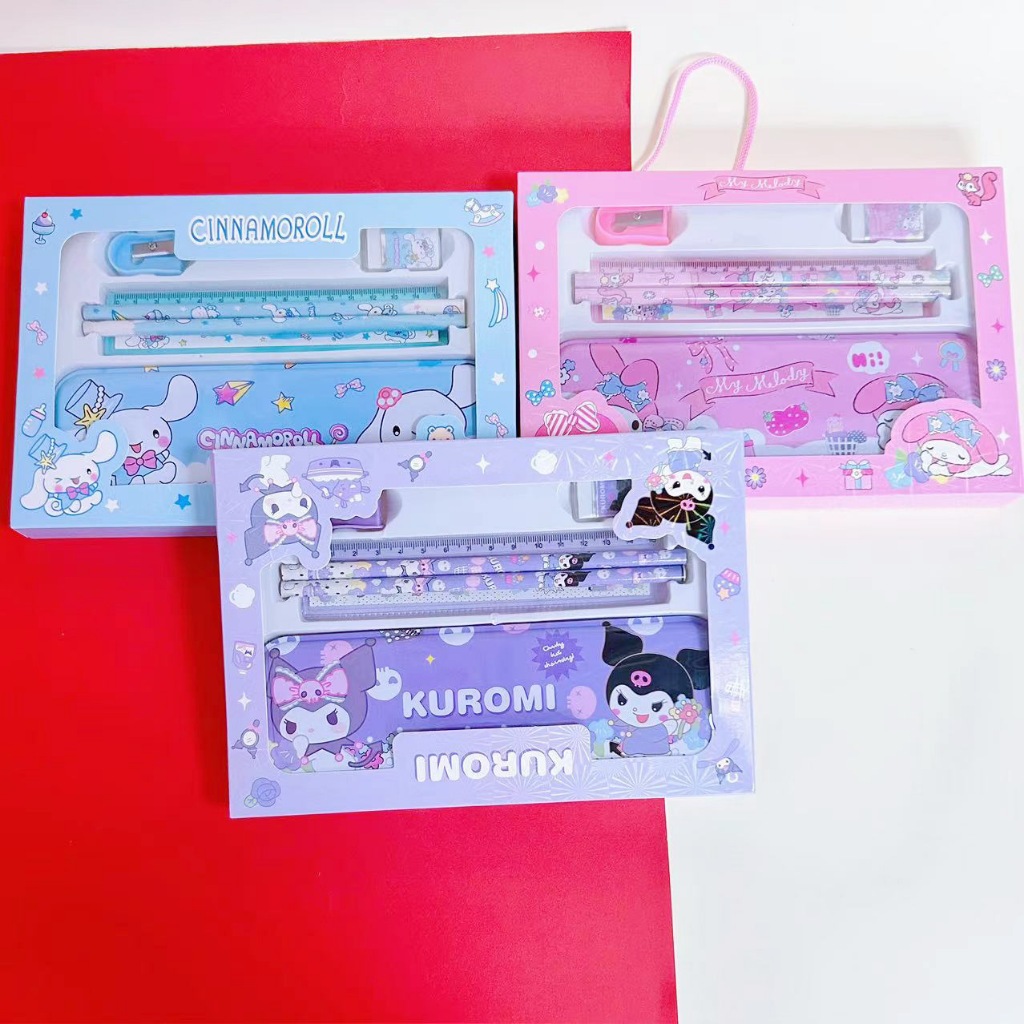 

CAPY STORE - Sanrio 5 in 1 Gift box alat tulis stationary + kotak pensil besi /hadiah ulang tahun Karakter CINNAMON ROLL MY MELODY KORUMI / pensil penghapus penggaris kotak pensil.