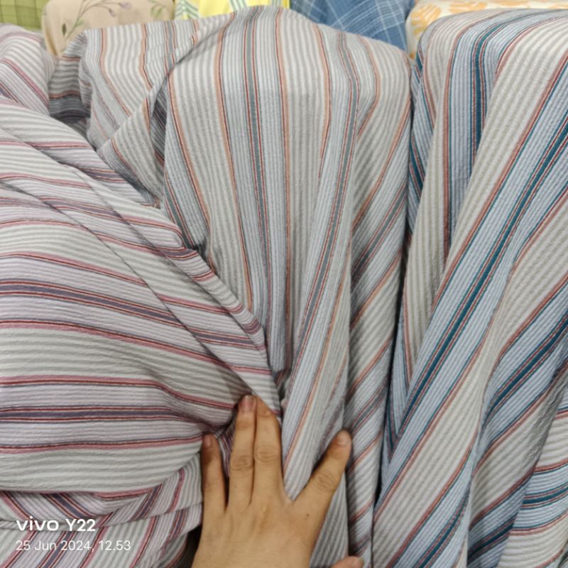 bahan kain katun crinkle motif salur mewah