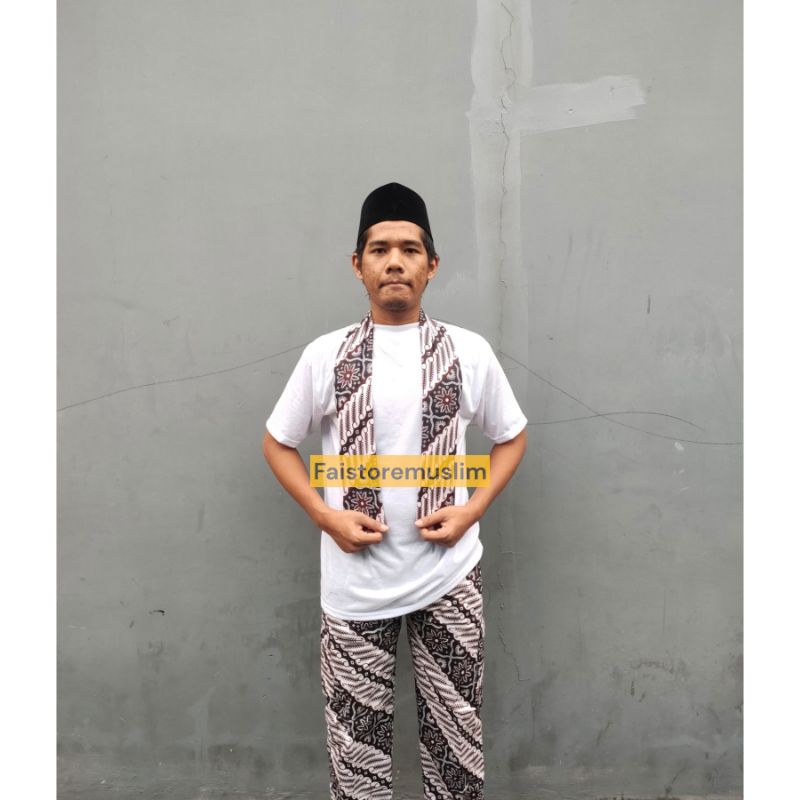celana batik dapat peci hitam cukin kostum betawi.