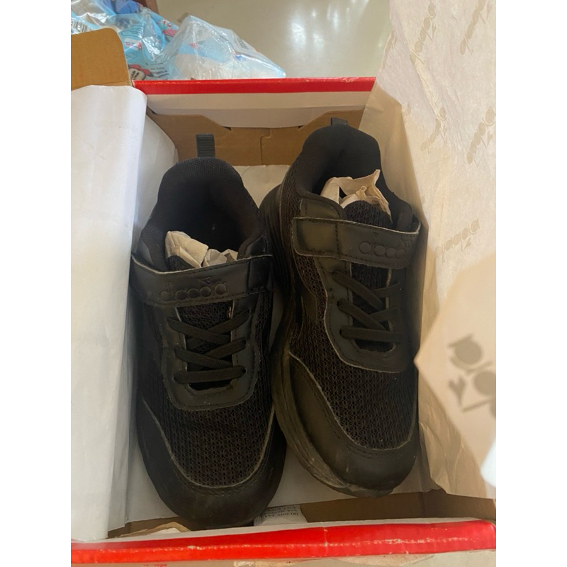 Sepatu sekolah DIADORA
