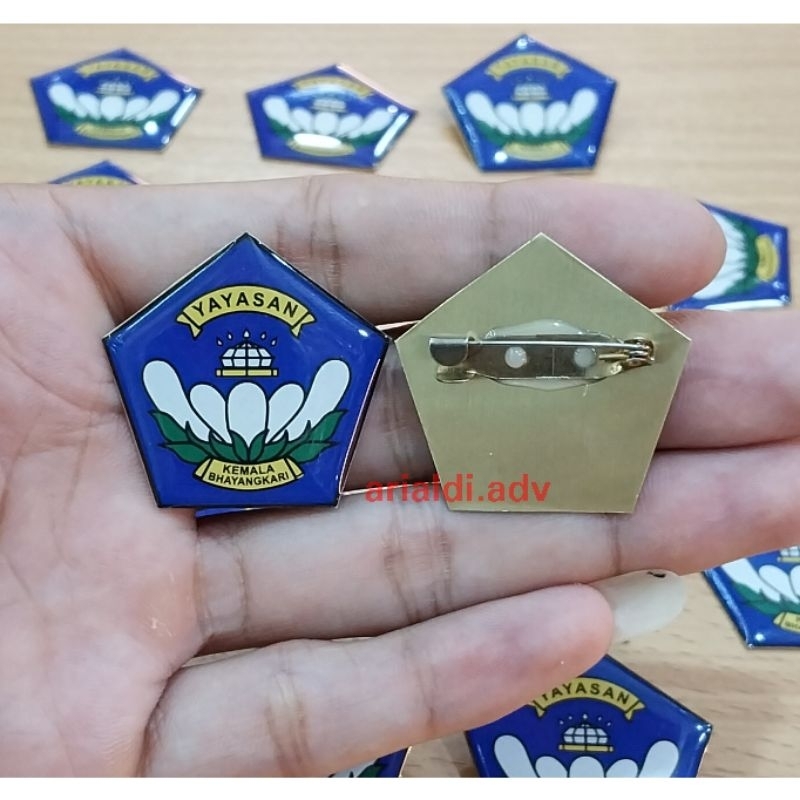 pin YKB yayasan kemala bhayangkari kuningan dilapis resin peniti pin YKB kuningan peniti