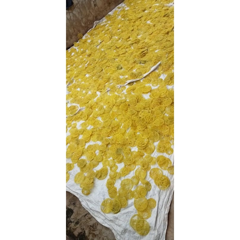 

kerupuk mie kuning mentah ukuran kecil (ciplok) berat 250gram