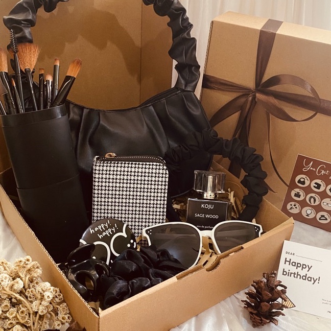 

KI3 HAMPERS GIFT BOX BOX HAMPERS HAMPERS HIJAB KOTAK KADO HAMPER CEWEK HAMPERS COWOK HAMPERS WISUDA HAMPER ULANG TAHUN BISA COD