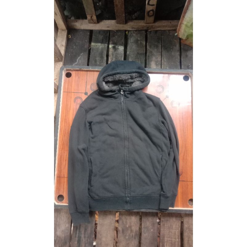Hoodie Uniqlo Sherpa Hitam Second