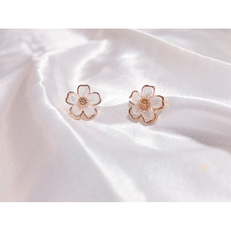 Anting Plumeria bunga putih emas elegant simple