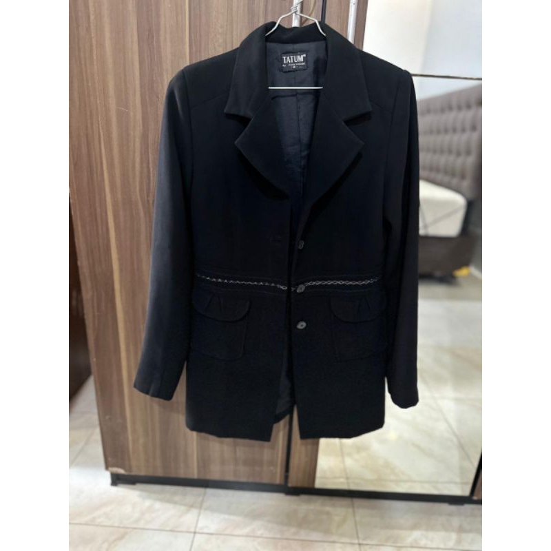 blazer atasan hitam merk tatum by itang yunasz preloved