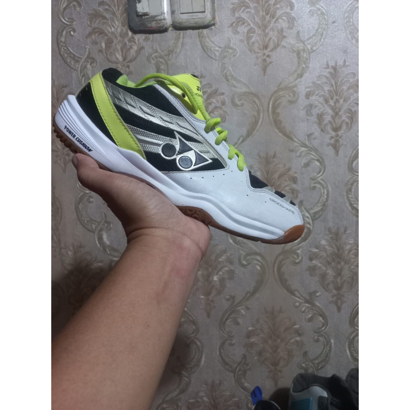 Sepatu yonex power cushion 100