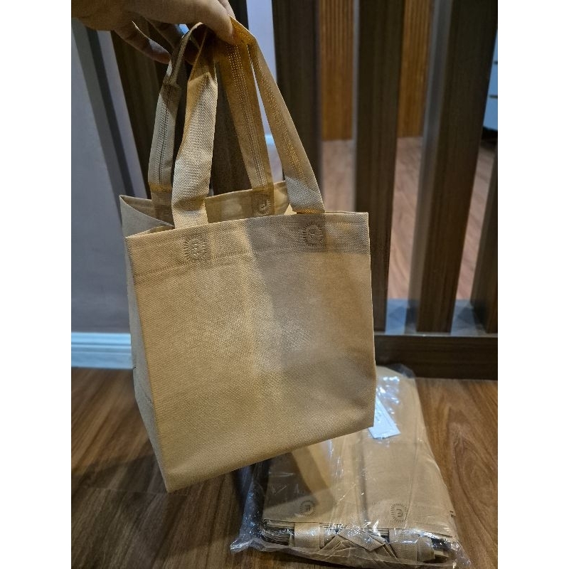 

GOODIE BAG/ HBPA / TAS SPUNBOND / TOTEBAG 23x26x20 (HBPA Dus Box) Coklat susu
