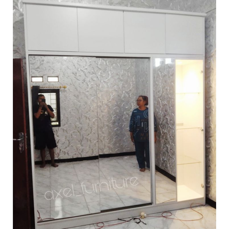 Lemari pakaian sliding 2 pintu dengan show cabinet kaca lampu dan rak hijab. lemari premium mewah mi