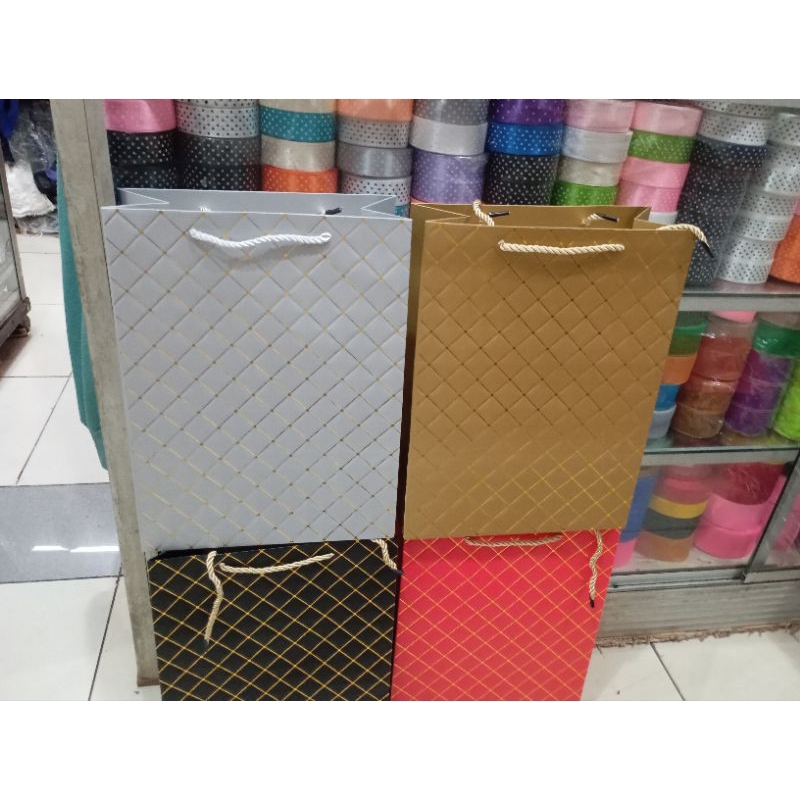 

paperbag impor motip embos bahan tebal ukuran 25*33*12