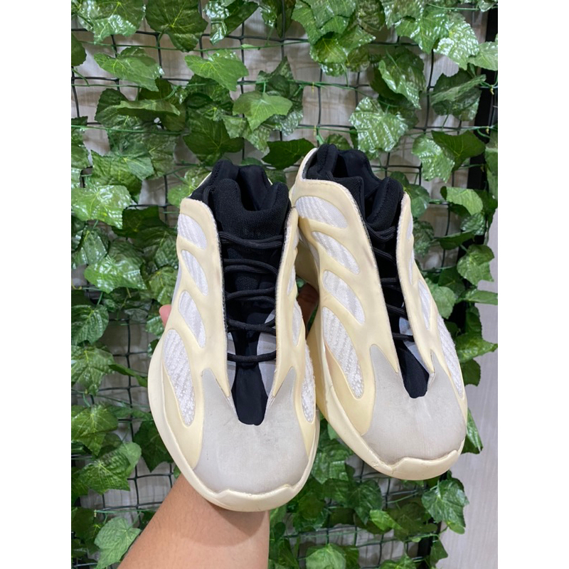 Sepatu ADIDAS YEEZY BOOST 700 V3
