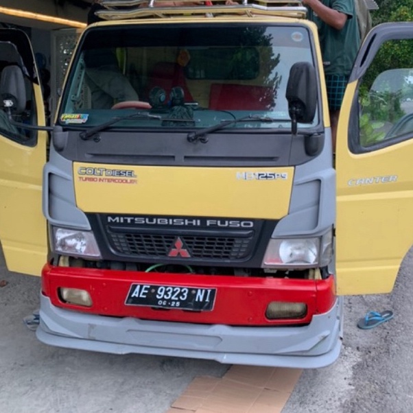 KODE T49A Spoiler Canter tambahan bemper mbois bahan plat besi sudah sama pijakan kaki kondisi poxy 