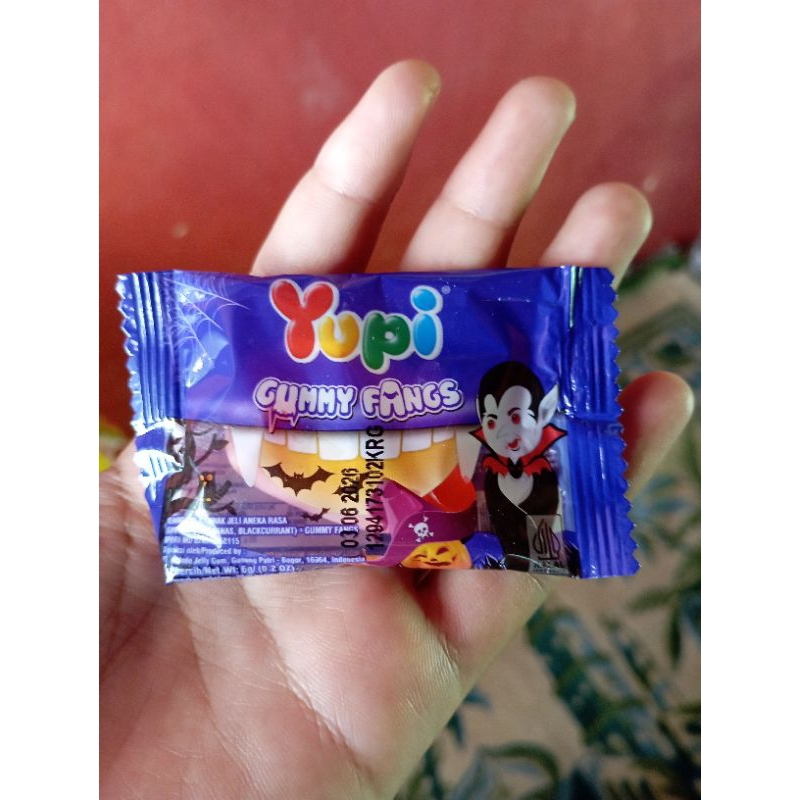 

yupi gummy fang 1pcs