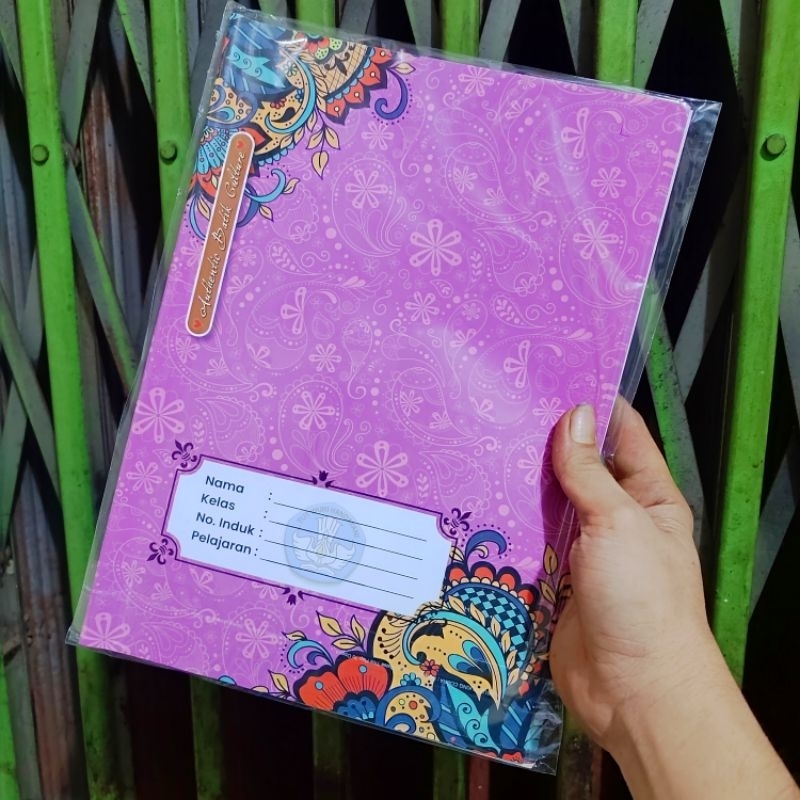 

1 Pak Sampul Buku Tulis BATIK Isi 20 Lembar ( Ukuran CAMPUS / BOXY ) TUT WURI HANDAYANI