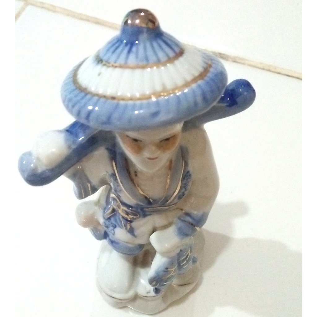 Patung Keramik Nelayan Membawa Ikan dua Ekor (Patung Lucky Price Life)