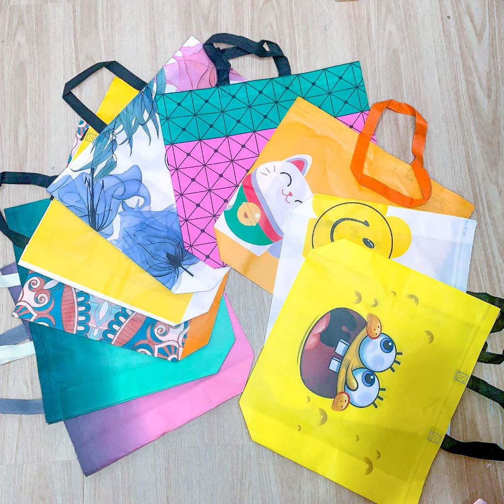 

TERSEDIA GOODIEBAG SPUNBOND UKURAN SEDANG BESAR T-1276 Tas Belanja / Tote Bag Kain Motif Premium