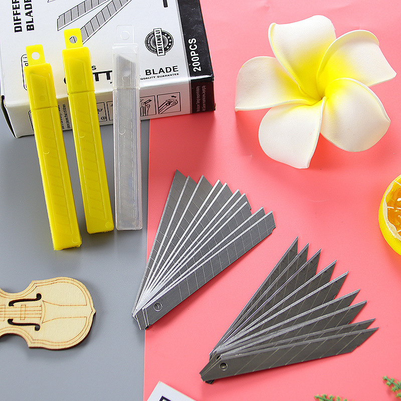 

Isi Cutter Kecil / Isi Pisau Cutter