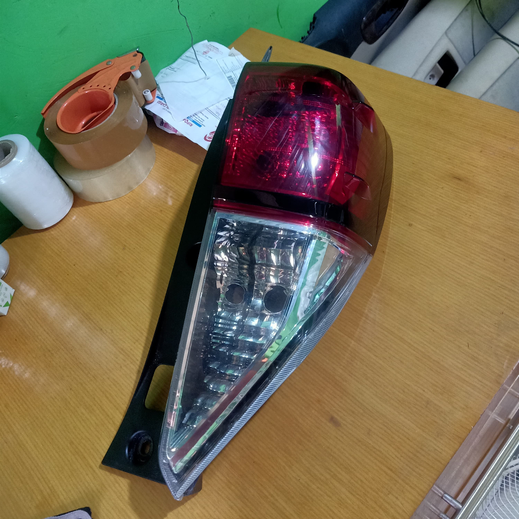 Stoplamp Innova Reborn ( Kanan )