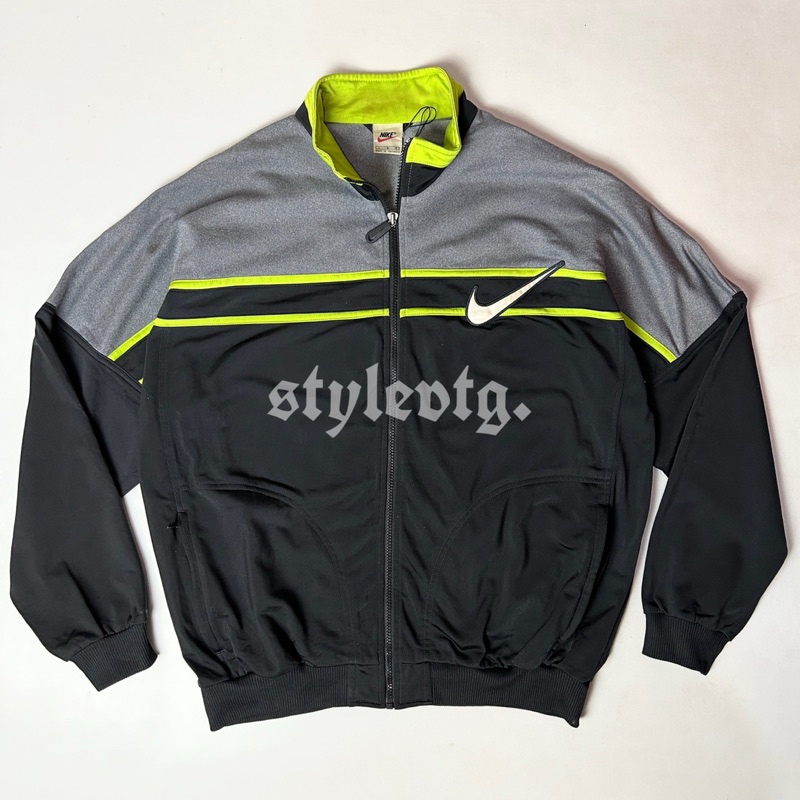 nike big swoosh vintage jaket thrift tracktop lari running ori bkn center travis scott jordan