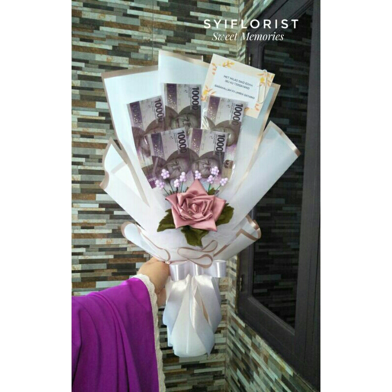 BUKET BUNGA SATIN + UANG MAINAN 5 LEMBAR FREE KARTU UCAPAN UNTUK HADIAH WISUDA, ULTAH, DLL