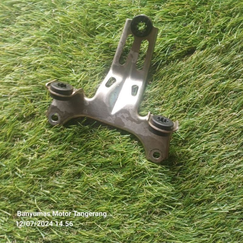 plat breket  dudukan lampu stop CB 150 R old 2014 original