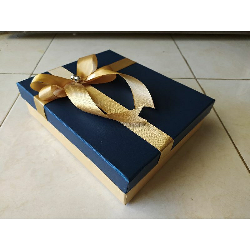 

hardbox premium mix warna navy & gold free pita,box kado pita 30x25x5