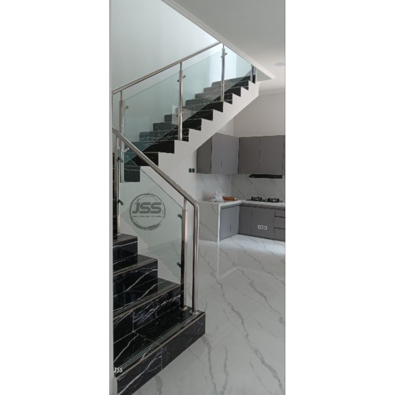 Railing tangga kaca stainless steel