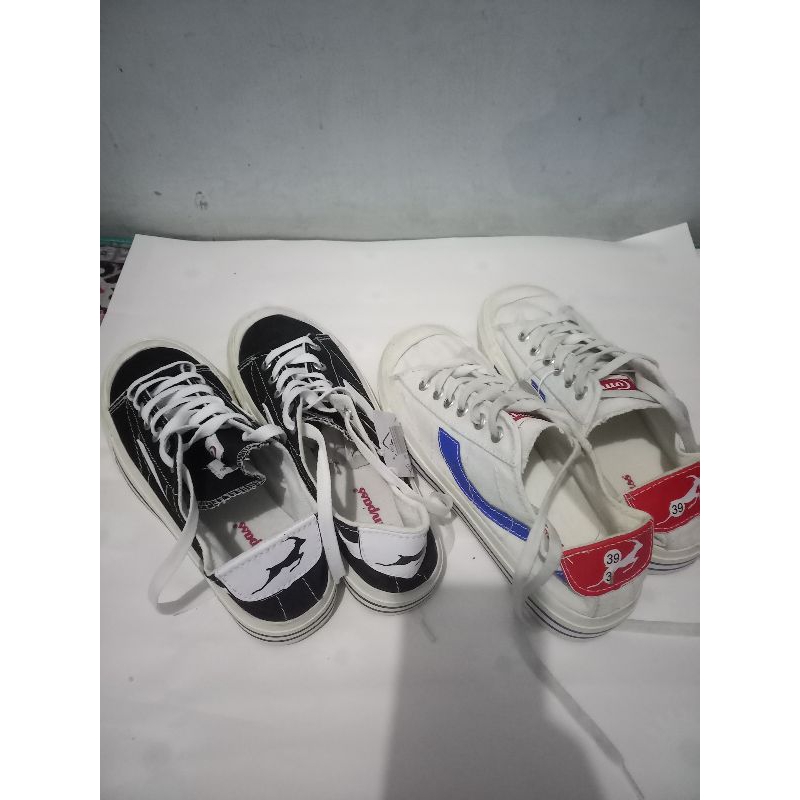 sepatu compass putih