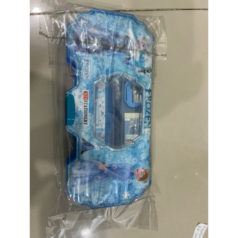 

Kotak pensil + isi lengkap