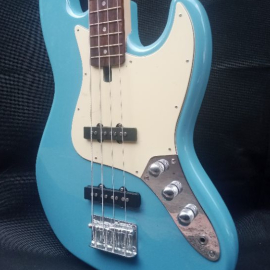 GITAR BAS/CUSTOM MODEL FENDER