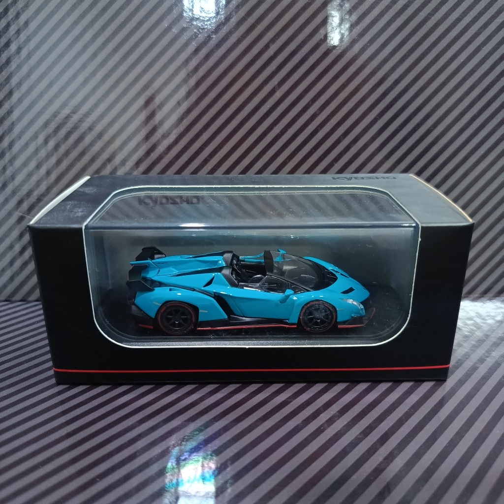 KS0704014 - Kyosho Lamborghini Veneno Roadster Blue/Red Line