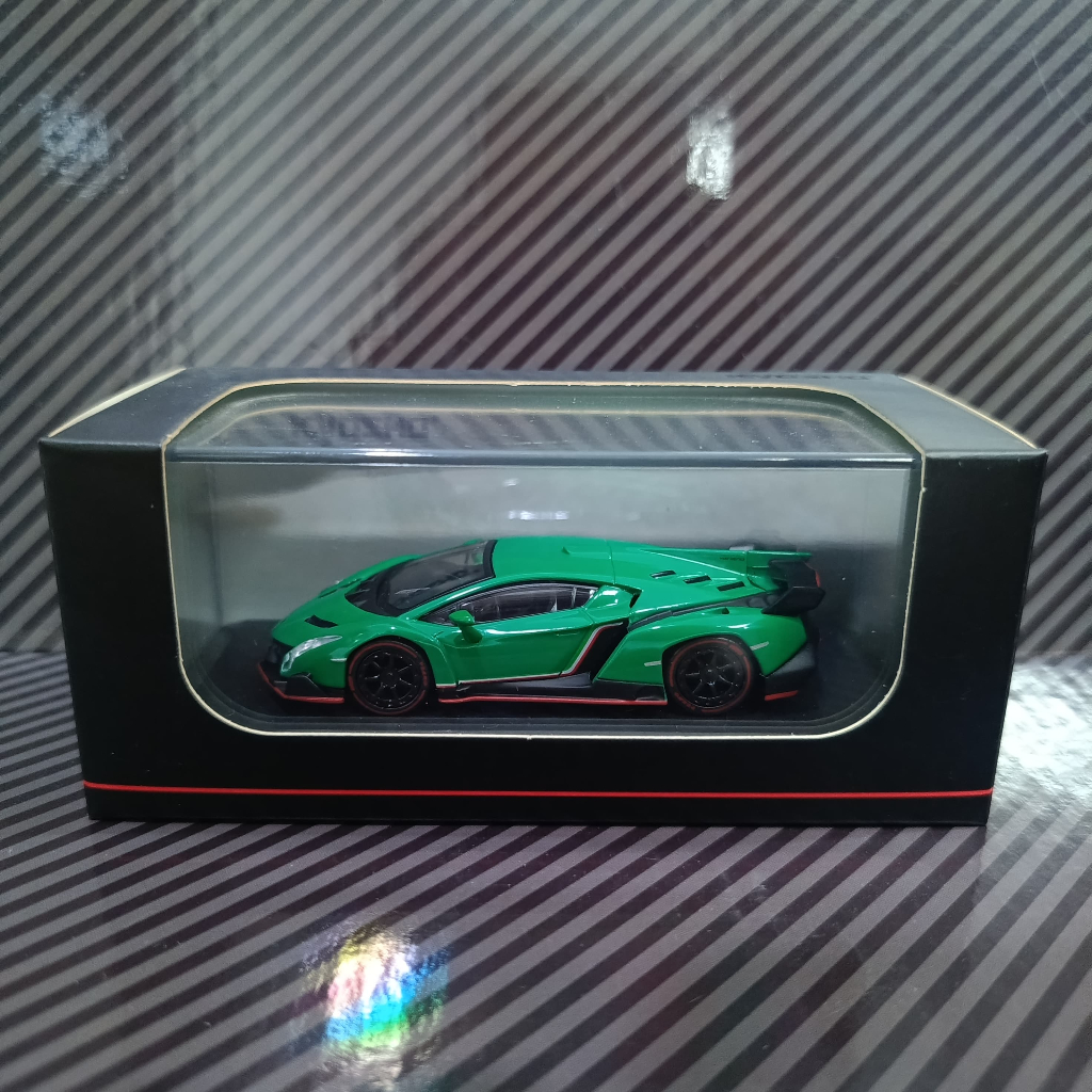 KS07040A2 - Kyosho Lamborghini Veneno Green / Red Line